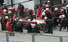Ravitaillement et changement de pneumatiques pour Anthony Davidson au Grand Prix de Malaisie 2008.