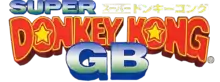 Super Donkey Kong GB est marqué sur trois lignes, en lettres rouges bordées de jaune et en bleu dégradé de vert. Donkey Kong Country est également inscrit en japonais sur le haut du logo.