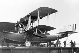 Le prototype N175 avec son train d'atterrissage à Woolston, Southampton, au Royaume-Uni.