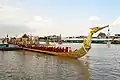 Authentique barge royale arrivant au temple de l'Aube Wat Arun à Bangkok