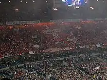 Photo d'une tribune dans laquelle les spectateurs ont formé un grand drapeau suisse