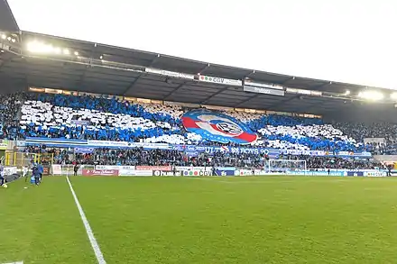 Tifo réalisé par les supporters du RC Strasbourg dans leur tribune Ouest.