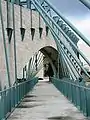 Passerelle piétonne qui conduit à la cour suprême