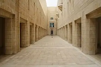 L'allée rectiligne reliant la Knesset à la Cour suprême.