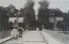 Vue des chalets au début du XXe siècle depuis le pont de fonte (pont de 1870).