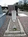 Tombe de soldat allié dans le cimetière.