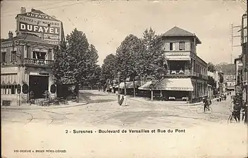 Photographie en noir et blanc d'une rue entre deux rangées d'immeubles.