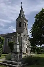 Le calvaire et l'église.