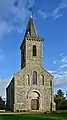 L'église : façade avec portail du XIIe siècle.