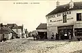 La Grande-Rue vue depuis le carrefour, vers 1900 ; à droite, l'hôtel du Nord sous lequel se situe la cave Tiennot. Tous les bâtiments sauf l'hôtel existent toujours.