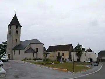 Place du village et église.