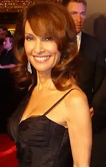 Susan Lucci interprète Genevieve Delatour.