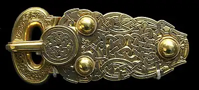 Boucle de ceinture en or du trésor de Sutton Hoo, Angleterre, début VIIe siècle.