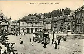 L'hôtel de ville et la place Turenne, avant la Première Guerre mondiale.La ville était alors desservie par le tramway de Sedan.