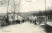 Carte postale de l'entrée du village vers 1910.