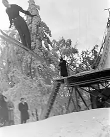 Un homme en train de voler à ski.