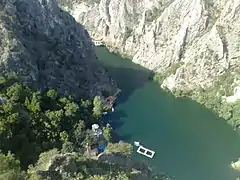 Le lac vu depuis le sommet du canyon