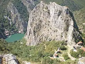 Le monastère (en bas à droite), avec le lac Matka et le monastère Saint-André en contrebas