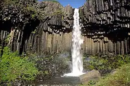 La cascade Svartifoss est la plus populaire des attractions de l'ancien parc national de Skaftafell.