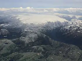 Vue aérienne du Svartisen avec le Melfjorden au premier plan à droite.