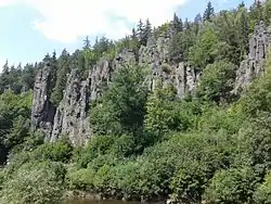 Vue partielle des rochers de Svatoš en juillet 2013.