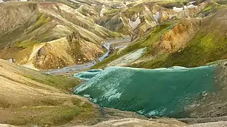 La roche turquoise de Grænihryggur à Sveinsgil, due aux ions ferreux Fe(II).