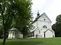 Sveta Trojica, la plus grande église de Vhrnika, au sommet d'une colline boisée