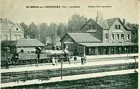 La gare de Saint-Omer-en-Chaussée au début du XXe siècle. Avec ses trois quais à voyageurs et sa bifurcation vers Amiens, la gare était un site ferroviaire important.