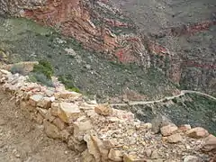 Mur de soutènement de la route en lacets du col du Swartberg (Afrique du Sud).