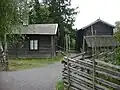 Maisonnette de boulanger d’Åflo annexe d’Offerdal, musée plein air Skansen sur l’île Djurgården, archipel de Stockholm, bel exemple de pal de pignon chantourné.