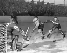 Photographie en noir et blanc d'une action de jeu de hockey sur glace.
