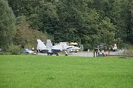 Un F/A-18C traverse une route pour rejoindre un abri à la base de Mollis (de) (2020).