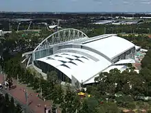 Vue de loin et de haut du Sydney International Aquatic Centre.