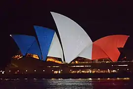 L'Opéra de Sydney (Australie) illuminé aux couleurs tricolores.