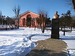 Buste de Taras Chevtchenko, classé, devant le théâtre.