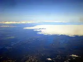 Vue aérienne du nord-ouest du Vatnajökull : le Bárðarbunga se trouve sous les glaces au centre de l'image, derrière la masse sombre dépassant du glacier, l'Hamarinn.