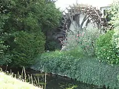 La roue et le bief du Moulin Mulot.