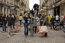 Sylvie Testud, autrice du roman adapté, dirigée dans la rue par Eléonore Faucher pour le film Gamines (2008).