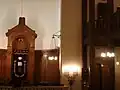 L'Arche sainte, un lustre, une applique et un lampadaire.