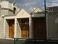 Porte de la synagogue donnant sur la cour.