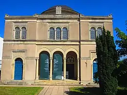 Synagogue détruite en 1942, restaurée à l'identiquepar Henry Schumann, Extrait de Mémoire des communautés juives de Moselle. Delme, Donjeux, Puzieux, par Jean-Bernard Lang, page réalisée avec le concours de Pascal Faustini