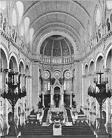 Intérieur de la synagogue de la Victoire à Paris au début du XXe siècle.