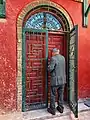 Le rabbin Menaham Dahan ouvrant la porte extérieur de la synagogue.