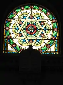 Synagogue de Schirmeck : Vitrail situé au-dessus de l'Arche Sainte