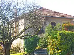 Synagogue aliénéeLa synagogue d'Ennery, par Claire Decomps, Conservateur du Patrimoine / Conseil Régional de Lorraine et Henry Schumann, Service régional de l'Inventaire du Patrimoine culturel. Extrait de Liaisons n°25 - septembre 2007, avec l'aimable autorisations des auteurs, Clichés par Claire Decomps