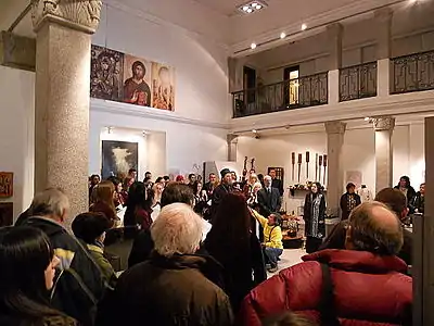 Rassemblement culturel dans la galerie.