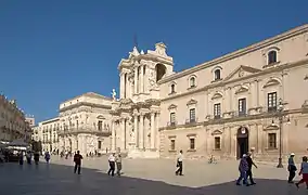 Place de la cathédrale. Au milieu à gauche, on voit la façade principale du palais Beneventano del Bosco.