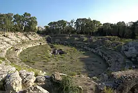 Intérieur de l'amphithéâtre de Syracuse, avec les sous-structures visibles au milieu de l'arène
