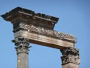 Colonnes corinthiennes,  entablement.