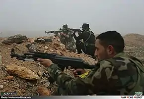 Soldats en joue dans une tranchée